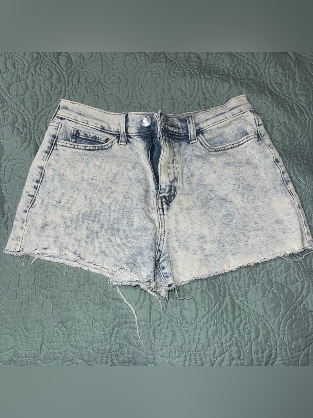 Women's Light Blue Acid Wash Denim HighRise Mom Shorts size 7/28 Distressed